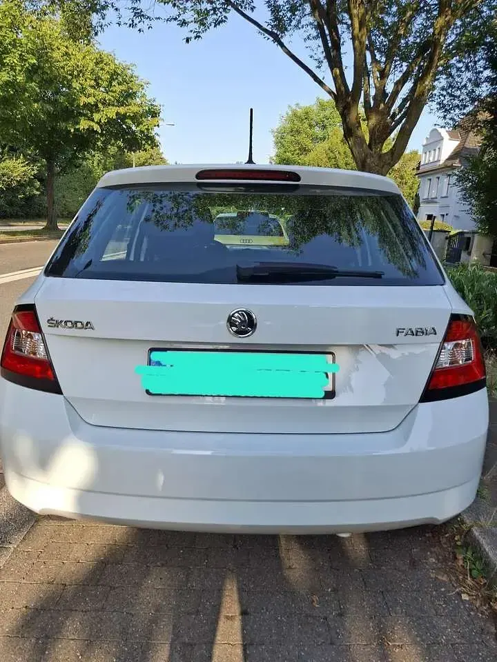 Gebraucht Skoda Fabia 60 PS (44 kW) 2015 Weiß Kleinwagen