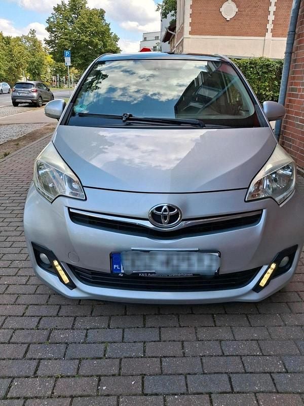 Silber Gebraucht 2011 Toyota Verso-S Van / Kleinbus | 6.900 € (Fairer Preis) - Bild 1/4