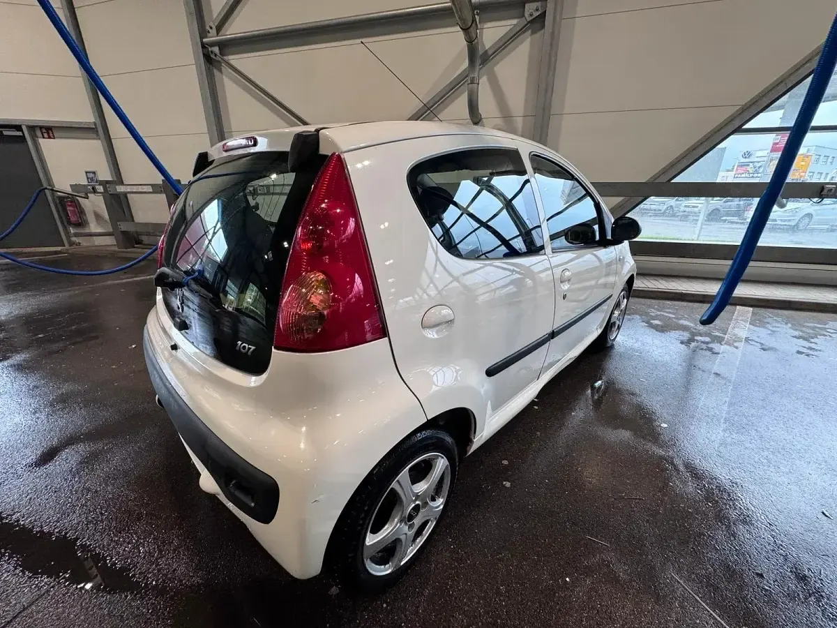 Gebraucht Peugeot 107 68 PS (50 kW) 2011 Weiß Kleinwagen