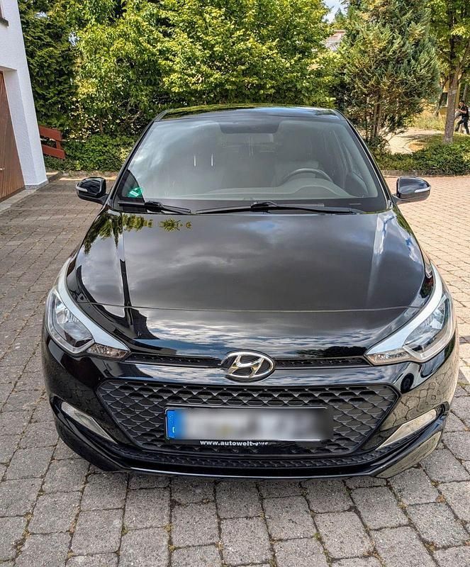 Schwarz Gebraucht 2017 Hyundai i20 Classic Kleinwagen | 9.100 € (Guter Preis) - Bild 1/4
