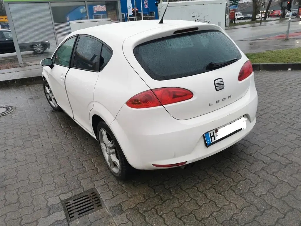 Używany Seat Leon Style 102 KM (75 kW) 2009 Biały Hatchback