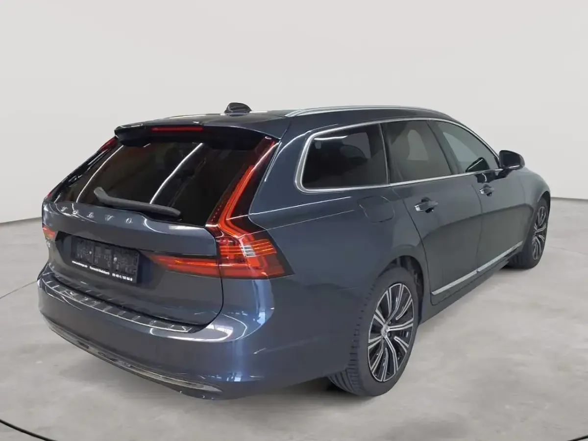 Gebraucht Volvo V90 Inscription 235 PS (172 kW) 2022 Denim blaumetallic Kombi