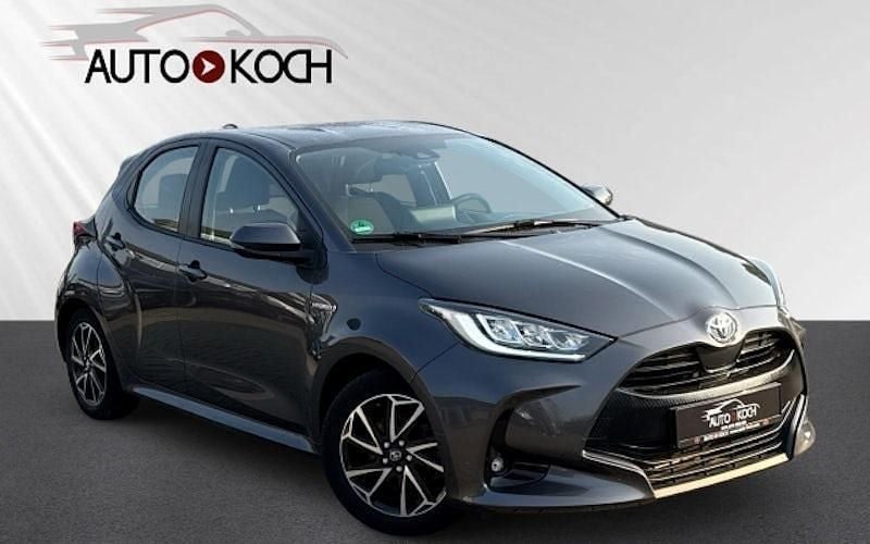 Grau Gebraucht 2021 Toyota Yaris Hybrid Club Limousine | 17.189 € (Fairer Preis) - Bild 1/4