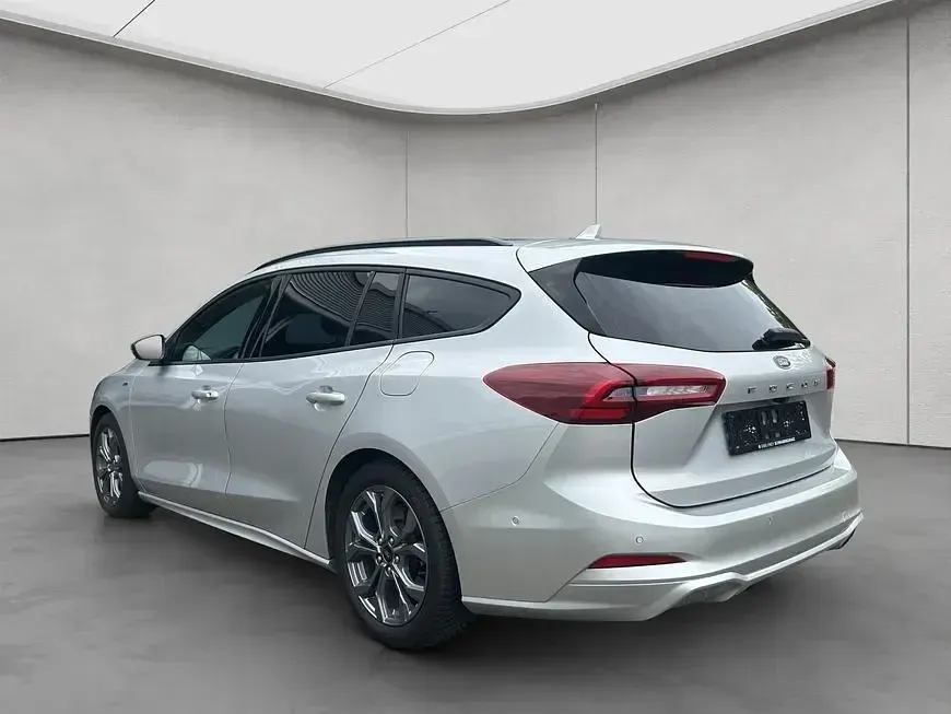 Używany Ford Focus ST-Line X 155 KM (114 kW) 2024 Srebrny Sedan/Limuzyna