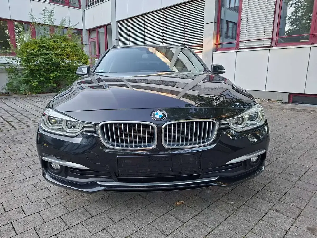 Gebraucht BMW 320 Luxury Line 190 PS (139 kW) 2019 Black sapphire metallic Kombi