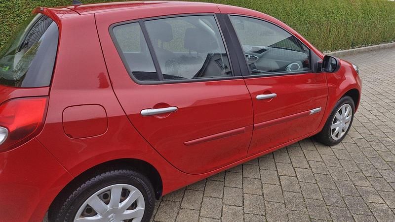 Rot Gebraucht 2009 Renault Clio III Dynamique Kleinwagen | 4.950 € (Teuer) - Bild 1/4