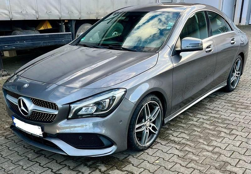 Grau Gebraucht 2017 Mercedes CLA220 AMG line Limousine | 21.100 € (Fairer Preis) - Bild 1/4
