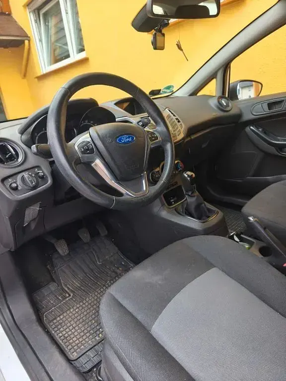 Gebraucht Ford Fiesta 75 PS (55 kW) 2015 Weiß Kleinwagen