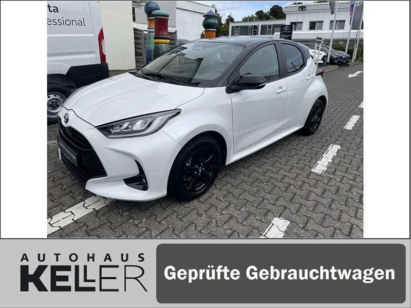 Platinumweiß perleffekt, dach Gebraucht 2024 Toyota Yaris Hybrid Kleinwagen | 24.980 € (Fairer Preis) - Bild 1/4
