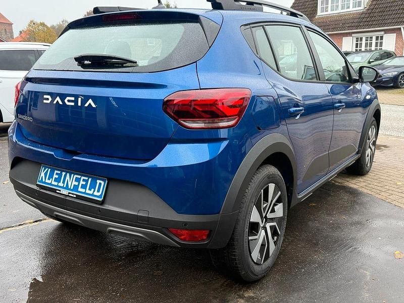 Neu Dacia Sandero Expression 101 PS (74 kW) 2025 Stahlblaumetallic Kleinwagen