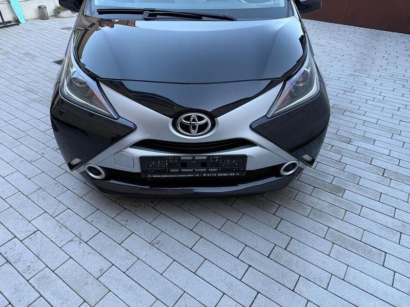 Gebraucht Toyota Aygo 69 PS (50 kW) 2016 Schwarz Kleinwagen