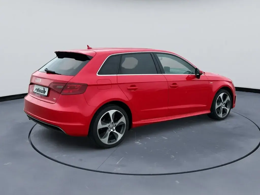 Gebraucht Audi A3 Attraction 110 PS (80 kW) 2016 Rot Limousine
