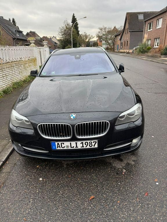 Schwarz Gebraucht 2013 BMW 520 Limousine | 13.000 € (Teuer) - Bild 1/4