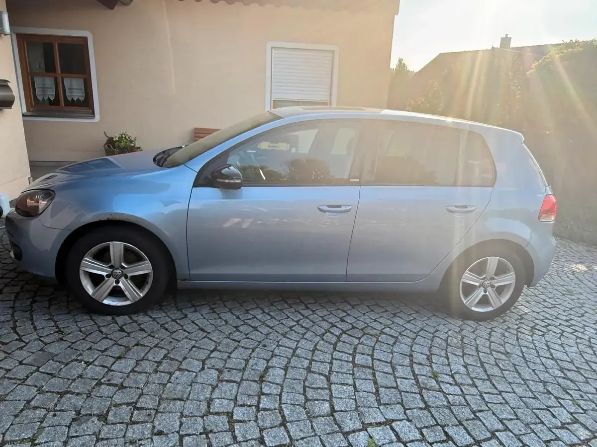 Gebraucht VW Golf VI 105 PS (77 kW) 2011 Blau Kleinwagen