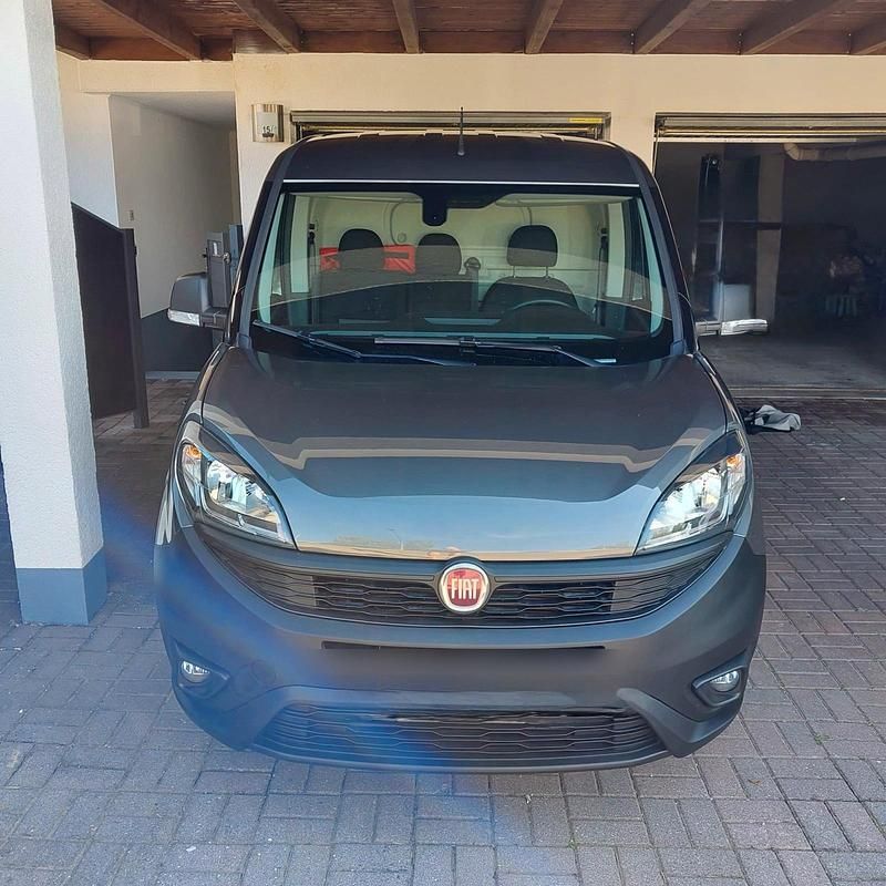 Grau Gebraucht 2021 Fiat Doblò Van / Kleinbus | 18.000 € (Teuer) - Bild 1/4