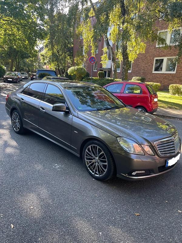 Andere farben Gebraucht 2009 Mercedes E220 Limousine | 6.500 € (Fairer Preis) - Bild 1/4