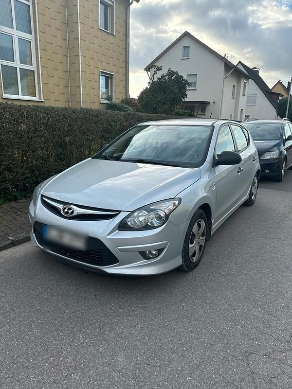 Silber Gebraucht 2011 Hyundai i30 Limousine | 6.500 € - Bild 1/4