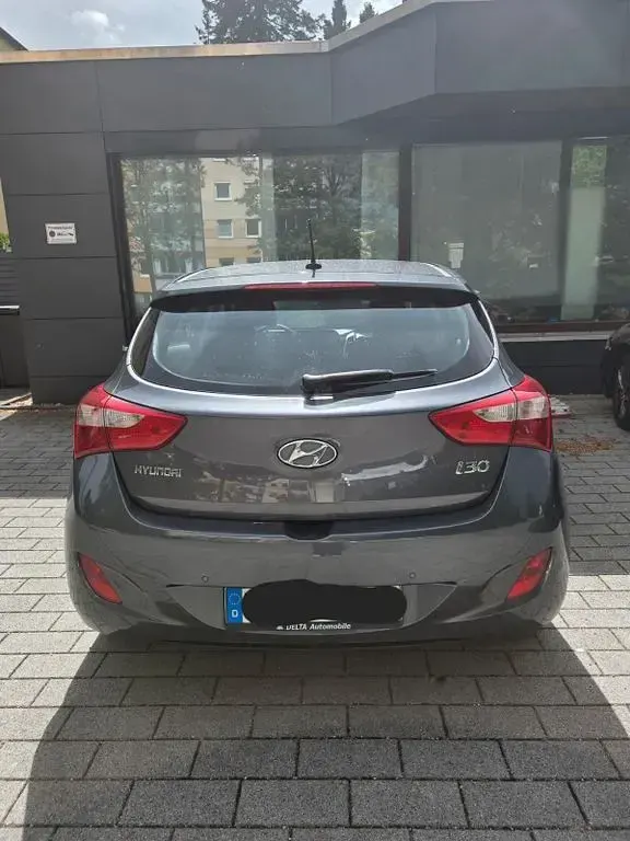 Gebraucht Hyundai i30 101 PS (74 kW) 2016 Silber Limousine
