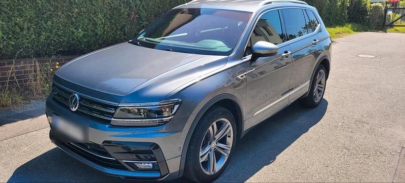 Grau Gebraucht 2019 VW Tiguan Allspace R-line SUV | 30.750 € (Teuer) - Bild 1/4