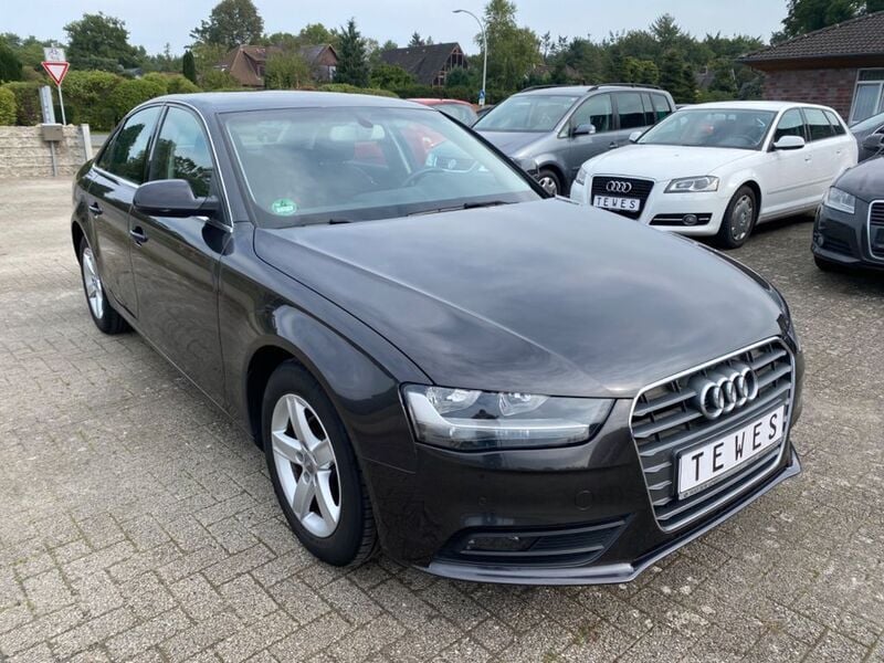 Grau Gebraucht 2012 Audi A4 Attraction Limousine | 4.950 € (Guter Preis) - Bild 1/4