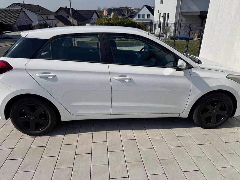 Gebraucht Hyundai i20 Style 101 PS (74 kW) 2015 Weiß Kleinwagen
