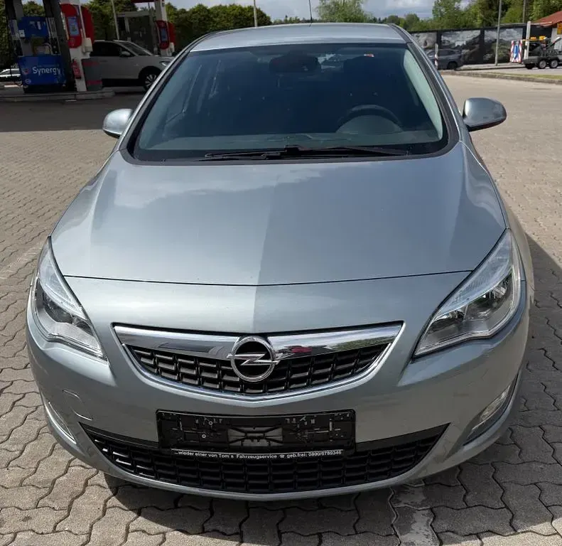 Occasion Opel Astra Edition 116 ch (85 kW) 2011 Argent Berline