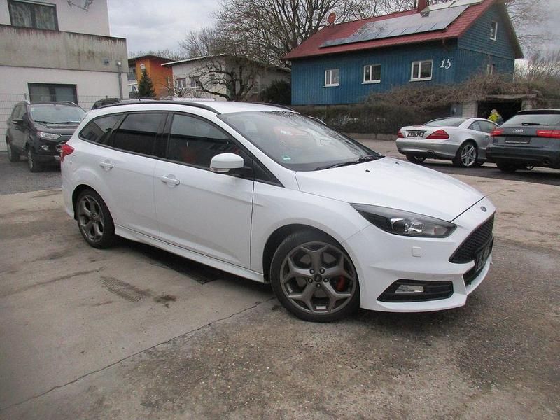 Używany Ford Focus ST 250 KM (183 kW) 2018 Biały Sedan/Limuzyna