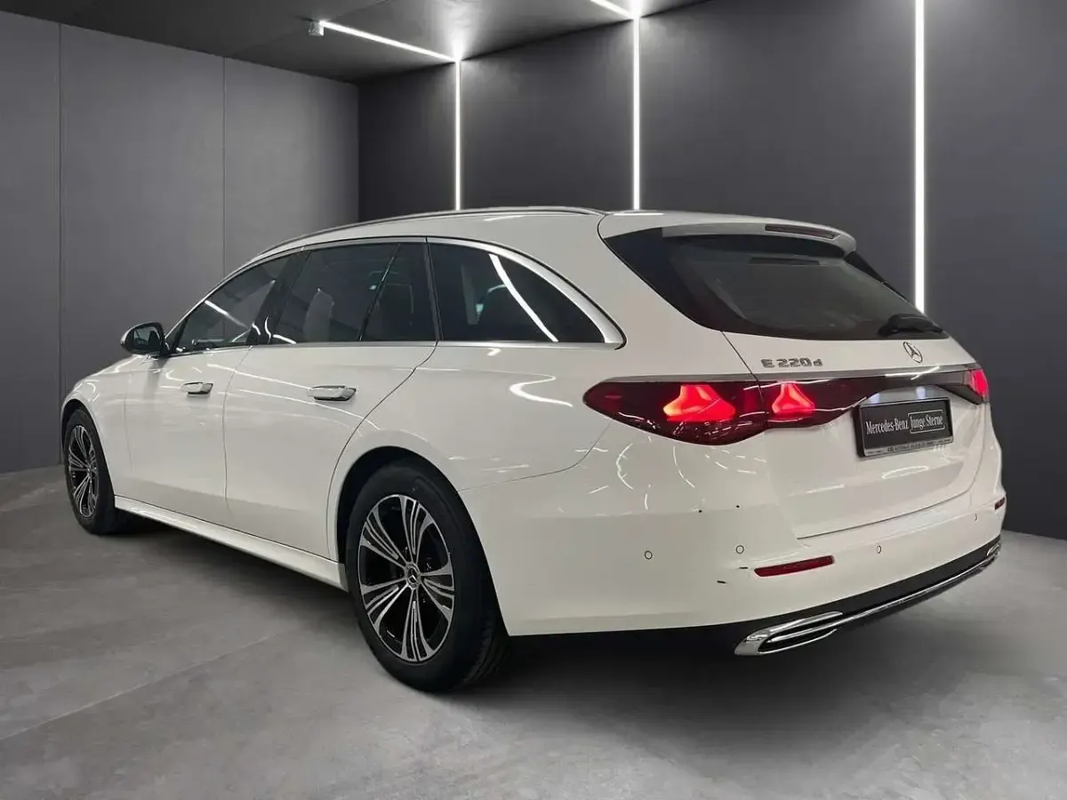 Gebraucht Mercedes E220 Avantgarde 197 PS (144 kW) 2025 Weiß Limousine
