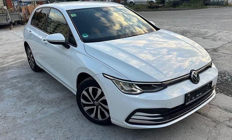 Weiß Gebraucht 2022 VW Golf VIII Active Limousine | 18.600 € (Superpreis) - Bild 1/4