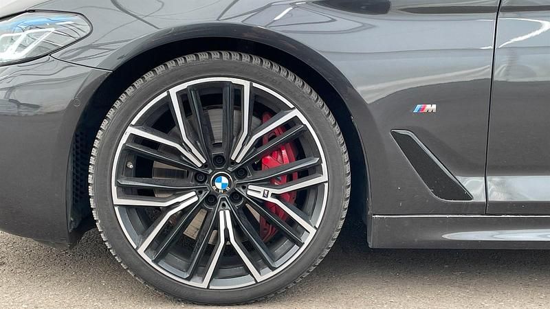 Gebraucht BMW M550 Efficient Dynamics 530 PS (389 kW) 2023 Sophistograu brillanteffekt Limousine