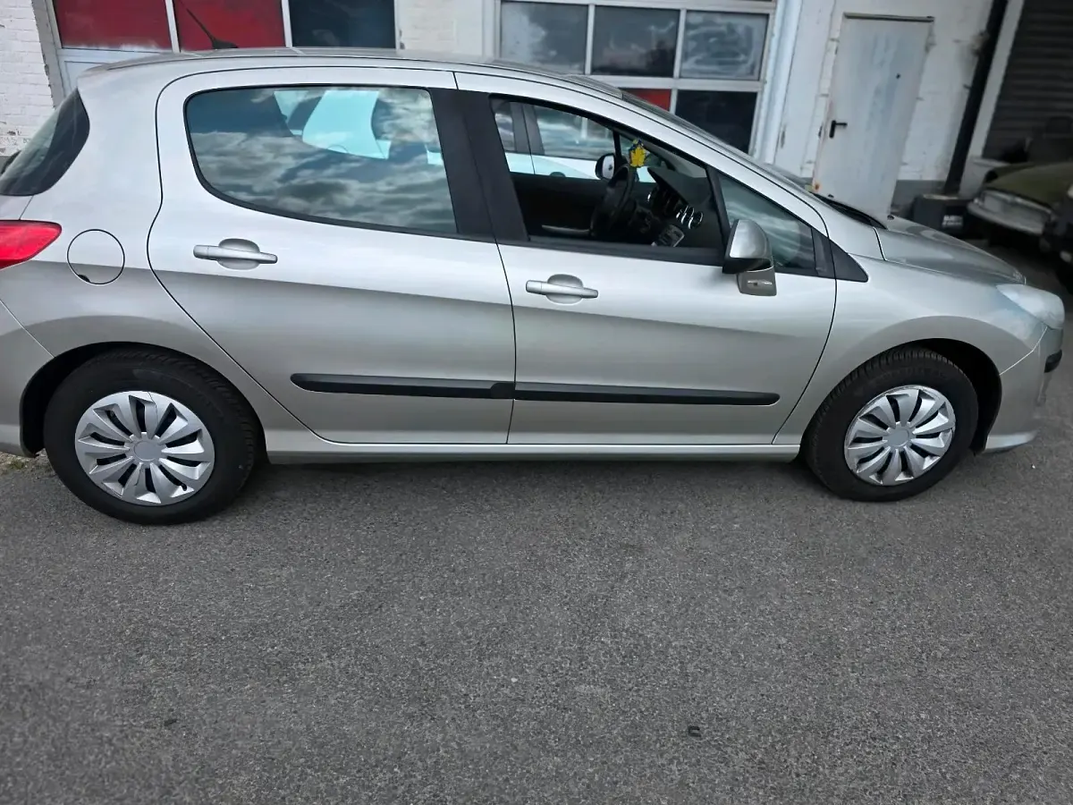 Gebraucht Peugeot 308 95 PS (69 kW) 2008 Grau Kleinwagen