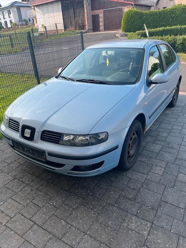 Blau Gebraucht 2004 Seat Leon Limousine | 450 € (Superpreis) - Bild 1/4