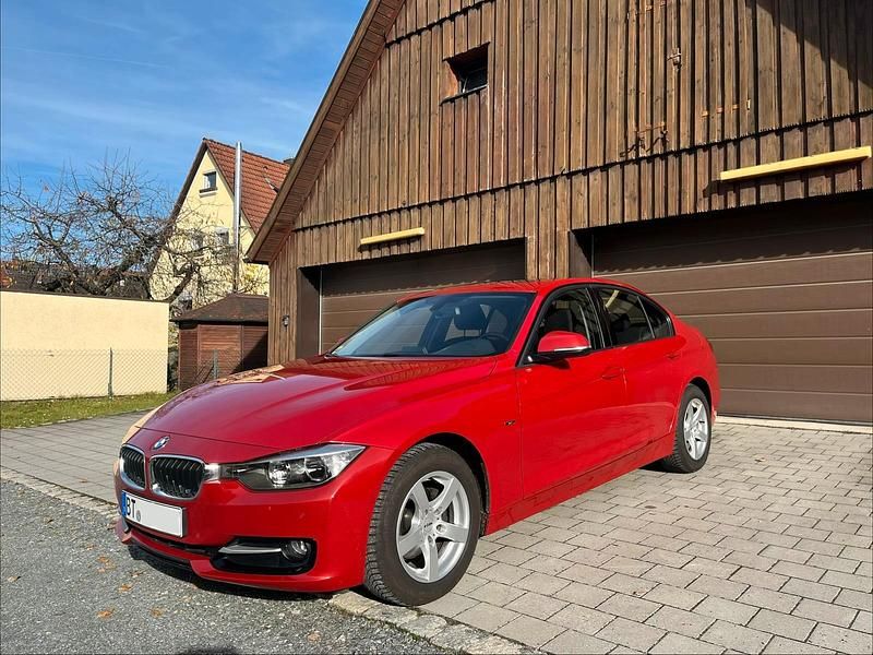 Rot Gebraucht 2013 BMW 316 Sport Line Limousine | 11.750 € (Fairer Preis) - Bild 1/4