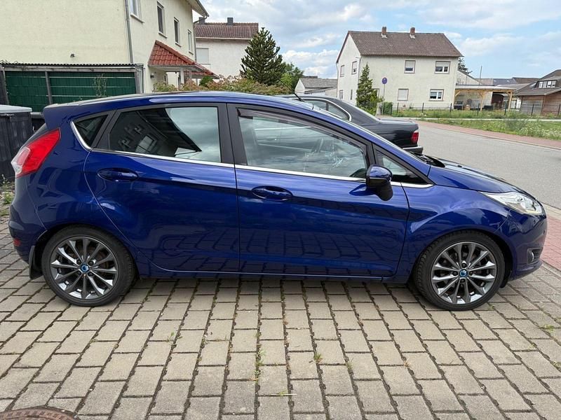Gebraucht Ford Fiesta Titanium 101 PS (74 kW) 2013 Blau Kleinwagen