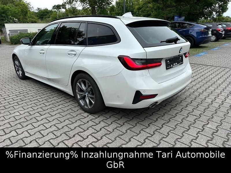 Mineralweiss metallic Gebraucht 2022 BMW 318 Sport Line Kombi | 17.980 € (Fairer Preis) - Bild 1/4