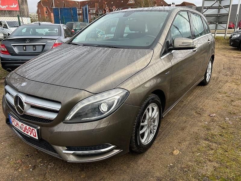 Gebraucht Mercedes B180 122 PS (89 kW) 2012 Beige Van / Kleinbus