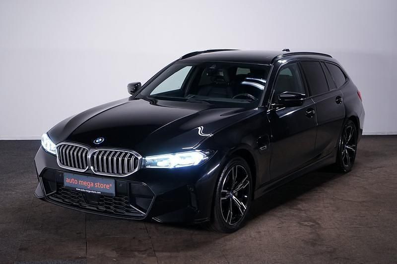 Black metallic Gebraucht 2023 BMW 330e M Sport Limousine | 35.497 € (Superpreis) - Bild 1/4