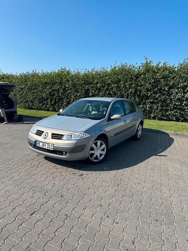 Silber Gebraucht 2006 Renault Mégane II Limousine | 2.499 € - Bild 1/4