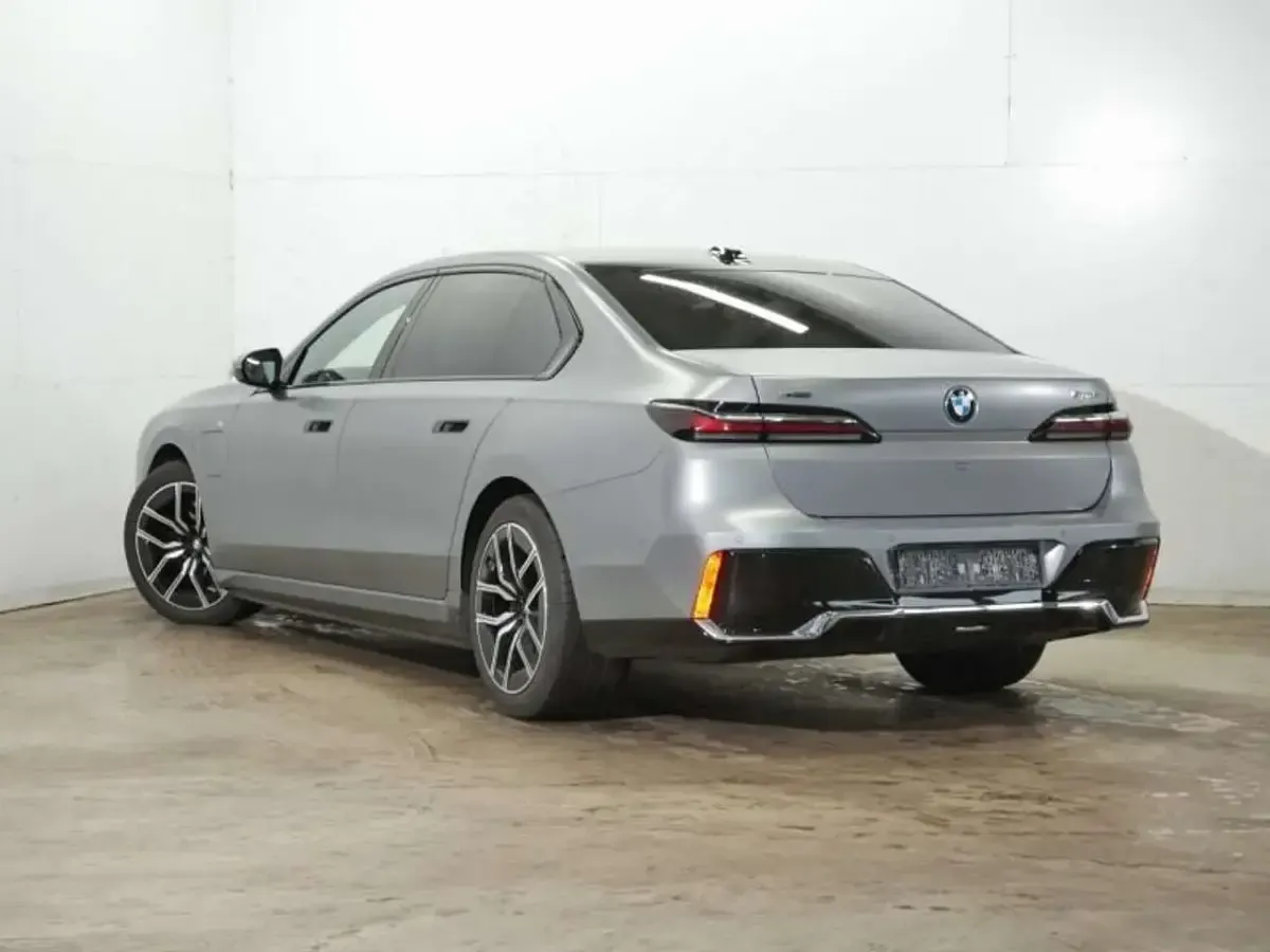 Gebraucht BMW 750e M Sport 489 PS (359 kW) 2024 Individual frozen pure grey m. Limousine