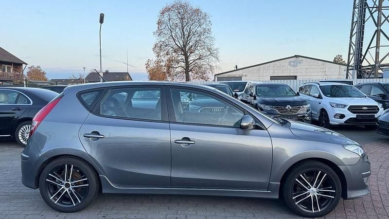 Gebraucht Hyundai i30 Classic 90 PS (66 kW) 2011 Grau Limousine