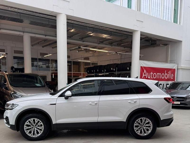 Gebraucht VW Touareg 231 PS (169 kW) 2022 Pure white SUV