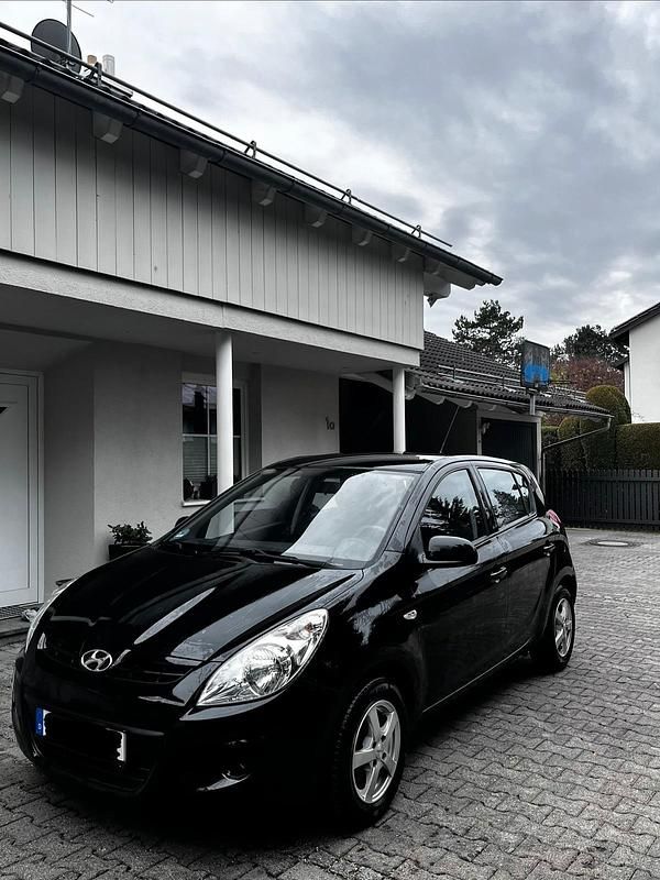 Schwarz Gebraucht 2011 Hyundai i20 Kleinwagen | 3.400 € (Fairer Preis) - Bild 1/4