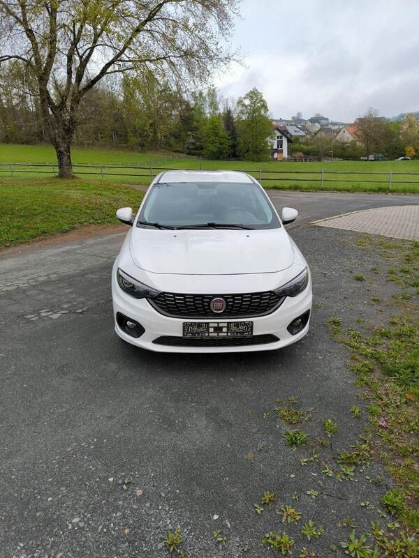 Weiß Gebraucht 2017 Fiat Tipo Lounge Kleinwagen | 8.999 € (Superpreis) - Bild 1/4