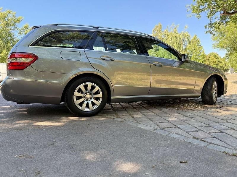 Silber Gebraucht 2012 Mercedes E250 Kombi | 12.300 € (Guter Preis) - Bild 1/4