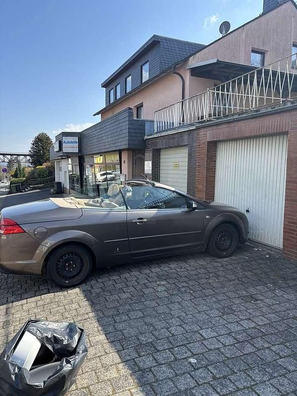 Gebraucht Ford Focus Cabriolet Titanium 136 PS (100 kW) 2008 Braun Cabrio