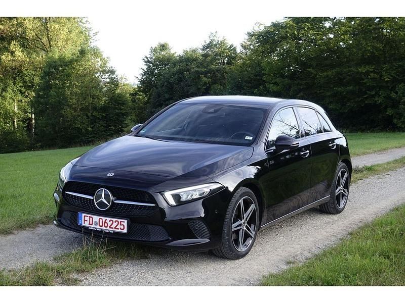 Schwarz Gebraucht 2019 Mercedes A160 Business Limousine | 18.990 € (Fairer Preis) - Bild 1/4