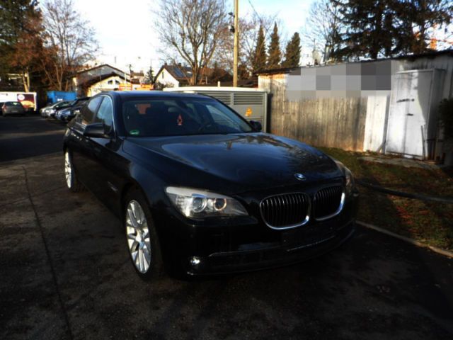 Schwarz metallic Gebraucht 2011 BMW 730 Sport Line Limousine | 27.990 € - Bild 1/4