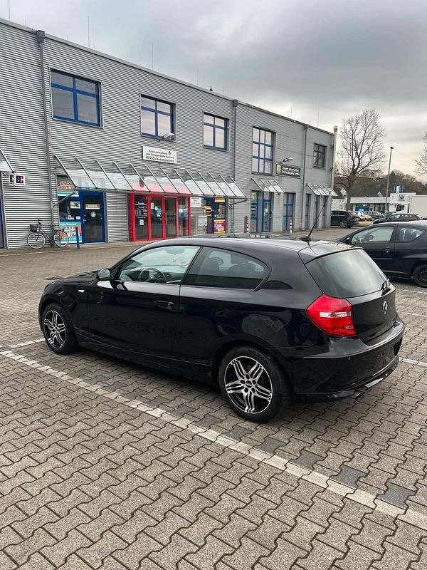 Gebraucht BMW 116 122 PS (89 kW) 2007 Schwarz Kleinwagen