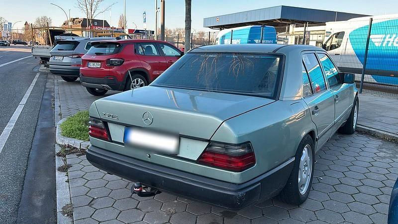 Gebraucht Mercedes E230 136 PS (100 kW) 1989 Grün Limousine
