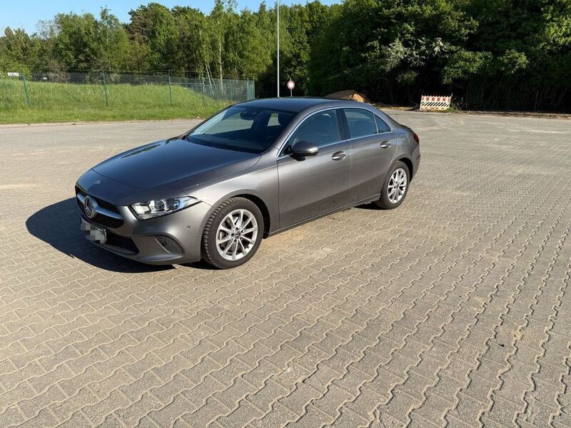 Grau Gebraucht 2021 Mercedes A180 Limousine | 21.800 € (Guter Preis) - Bild 1/4